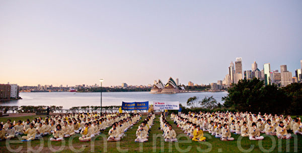 2012年7月21日凌晨，悉尼的法轮功学员聚集在Bradfield Park，以烛光悼念被中共迫害致死的中国法轮功学员。（袁丽/大纪元）
