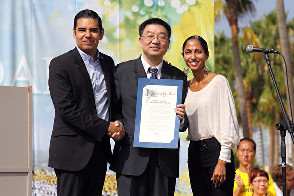 2013年10月20日，洛杉磯，長灘市副市長羅伯特．加西亞(左）和市議員蘇嘉．洛文索（右）帶著褒獎前來參加集會。（宋祥龍/大紀元）