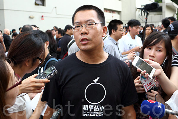 滕彪今年参加香港法律界6月27日发起的黑衣静默游行，抗议中共国务院新闻办发表的白皮书。（蔡雯文／大纪元）