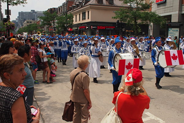 加拿大國慶日遊行隊伍中，最引人注目的當屬這支由100多名法輪功學員組成的天國樂團。（Nathalie Dieul/大紀元）