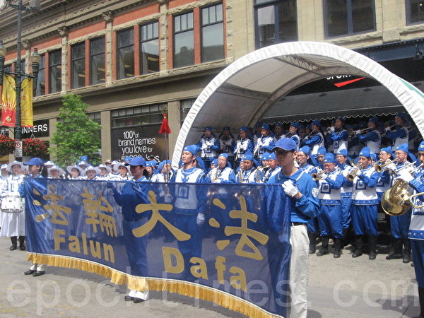 天国乐团在步行街表演。(林采枫/大纪元)