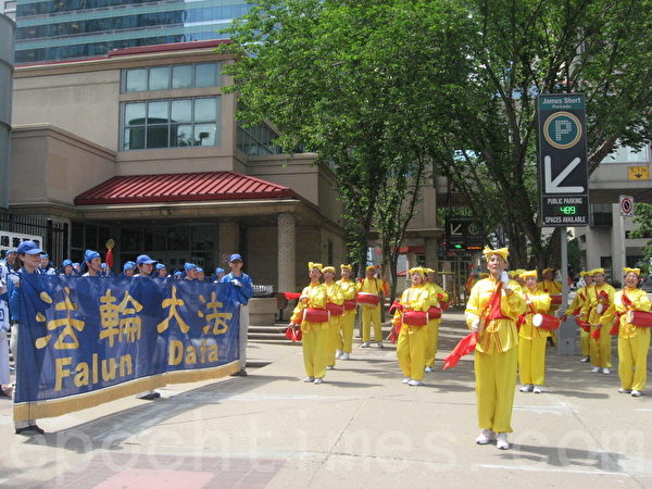天国乐团和腰鼓队在唐人街表演。(林采枫/大纪元)