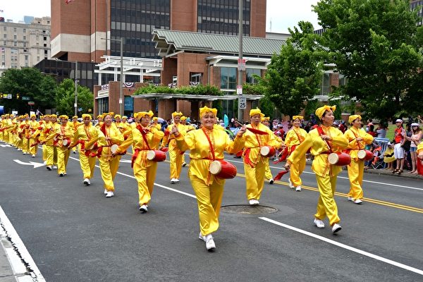 法輪功學員參加2014年美國費城的國慶獨立日慶祝遊行，腰鼓隊展現傳統中華文化特點吸引西方人士。（明慧網）