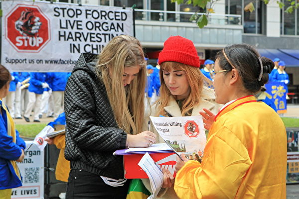 2014年7月12日，澳洲墨尔本，法轮功学员举行游行7.20集会活动，民众在了解中共迫害法轮功的真相后，纷纷签名支持制止迫害。（陈明/大纪元）