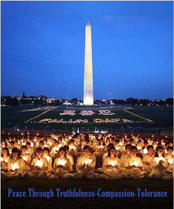 2002年7月20日，法轮功学员在美国华盛顿DC举行烛光守夜，悼念在中国大陆被迫害致死的法轮功学员。（大纪元）