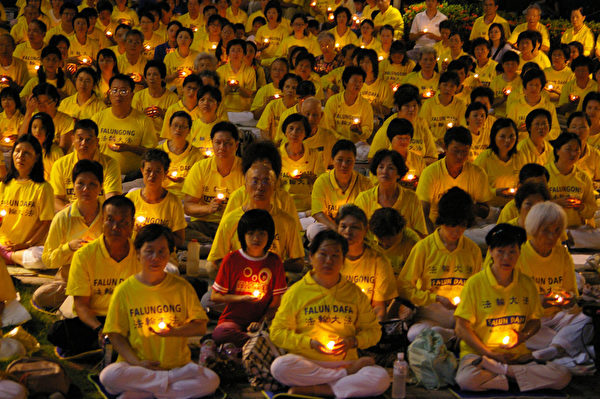 2007年7月20日，台湾台中，法轮功学员举行“尊重生命‧悼念720”烛光悼念会，悼念在中国大陆被迫害致死的法轮功学员。（黄钰琪/大纪元）