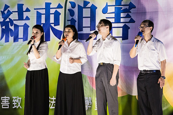 2014年7月13日，台灣新竹市，法輪功學員舉辦燭光悼念活動，呼籲中共結束對法輪功的迫害。圖為法輪功學員演唱歌曲悼念遭迫害的學員。（陳柏州／大紀元）