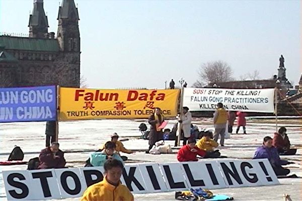 2002年3月傳出江澤民集團對大陸法輪功學員下達的滅絕人性的開槍射殺命令時，加拿大法輪功學員決定前往渥太華的國會山莊，舉行上百人36小時的絕食抗議（來源：明慧網）