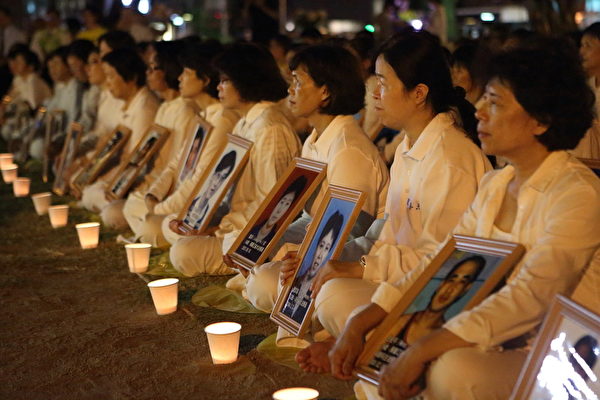 2014年7月13日，台灣新竹市，法輪功學員舉辦燭光悼念活動，希望藉此喚起民眾的正義良知，共同譴責中共暴行，制止迫害。（林仕傑/大紀元）