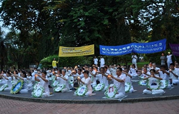 泰國法輪功學員燭光悼念被中共迫害致死的大陸同修。(石方/大紀元)