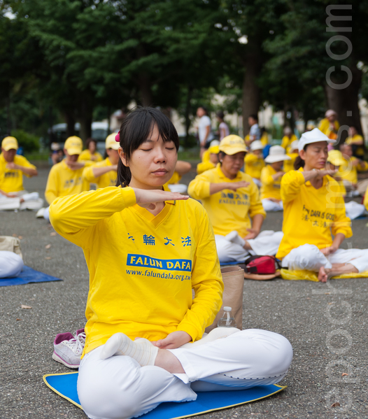 7月13日,逾千名亞洲地區的法輪功學員集體煉功，展示五套功法。（大紀元/遊沛然）