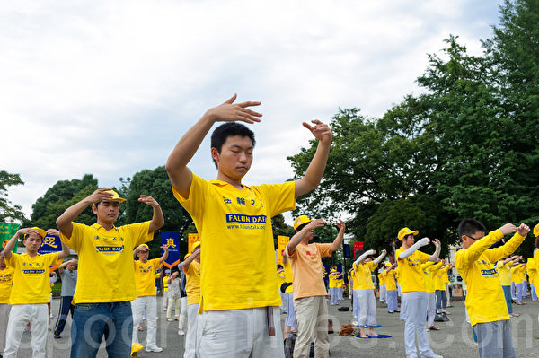 7月13日,逾千名亞洲地區的法輪功學員集體煉功，展示五套功法。（大紀元/遊沛然）