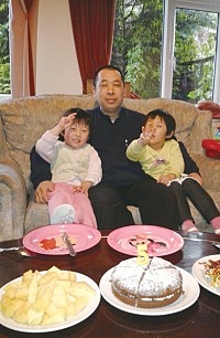 12年前从福建偷渡来英国的单身打工仔，如今已是两个孩子的爸爸。图为剑桥一华人超市老板陈平和女儿们。（新纪元）