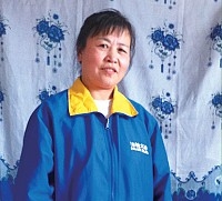曾被遼寧瀋陽馬三家勞教所迫害到昏迷不醒的李女士，2008年出國後，在使館前24小時抗議成為她一天最重要的事。（新紀元）
