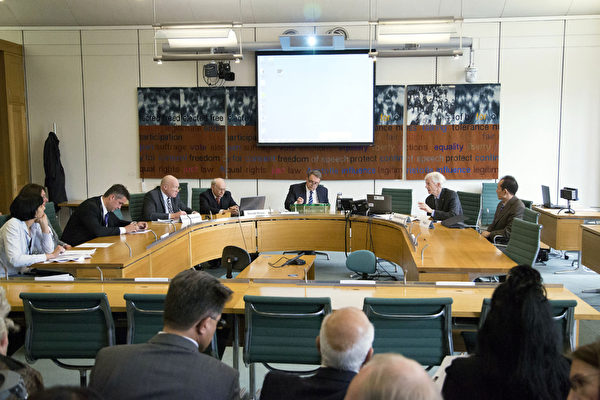 2013年6月24日，DAFOH在英國議會大廈舉辦說明研討會,深入揭露中共活摘法輪功學員器官的邪惡。（明慧網）