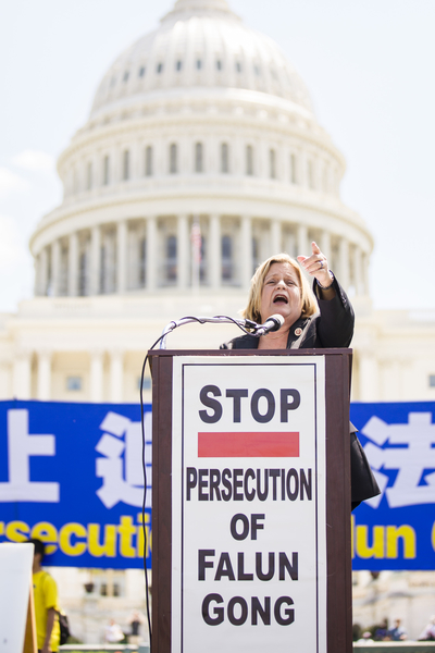佛罗里达州国会众议员伊丽娜.萝斯-莱赫蒂宁（Ileana Ros-Lehtinen）于2014年7月17日在美国首都华盛顿国会山西草坪举行的集会上演讲。（爱德华／大纪元）
