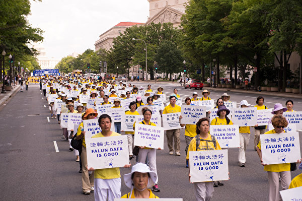 7月17日美国首都华盛顿DC法轮功十五年和平反迫害游行。（戴兵／大纪元）