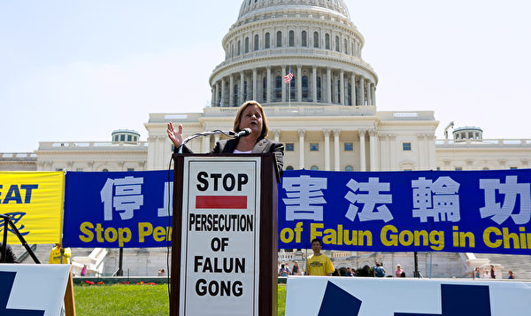 每年的7月20日，在各地舉辦的反迫害集會中，很多國會議員及政要為法輪功發聲。圖為美國佛羅里達州國會眾議員伊麗娜.蘿斯-萊赫蒂寧（Ileana Ros-Lehtinen）於2014年7月17日出席在美國首都華盛頓國會山西草坪舉行的集會。(李莎/大紀元）