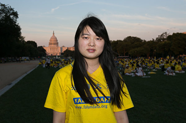 7月17日美国首都华盛顿，来自北美部分地区的法轮功学员在国会山前的国家广场举行15年和平反迫害烛光夜悼。（李莎/大纪元）