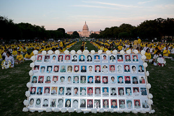 7月17日美国首都华盛顿，来自北美部分地区的法轮功学员在国会山前的国家广场举行15年和平反迫害烛光夜悼。（李莎/大纪元）