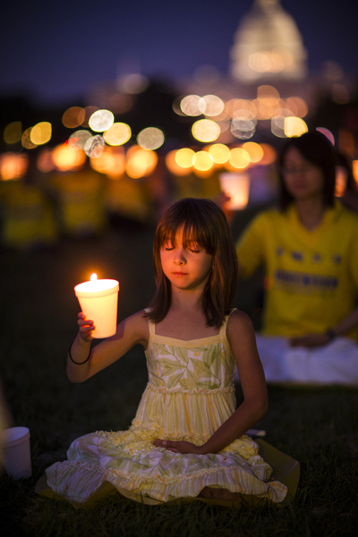 7月17日美国首都华盛顿，来自北美部分地区的法轮功学员在国会山前的国家广场举行15年和平反迫害烛光夜悼。（爱德华/大纪元）