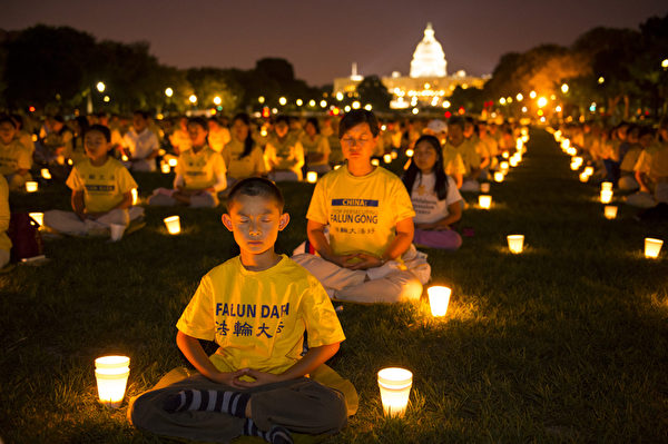 7月17日美国首都华盛顿，来自北美部分地区的法轮功学员在国会山前的国家广场举行15年和平反迫害烛光夜悼。（戴兵/大纪元）