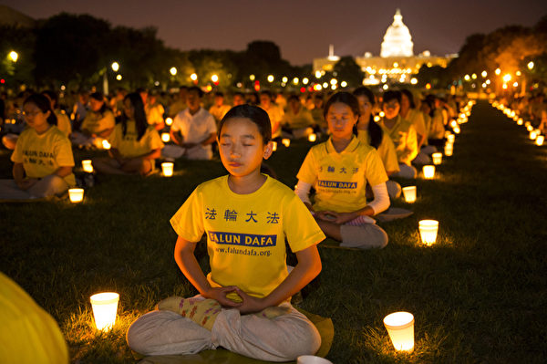 7月17日美国首都华盛顿，来自北美部分地区的法轮功学员在国会山前的国家广场举行15年和平反迫害烛光夜悼。（戴兵/大纪元）