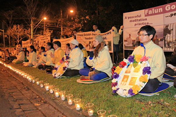 2014年7月20日晚,墨尔本法轮功学员在中领馆前举行反迫害15周年烛光悼念活动。 (陈明/大纪元)