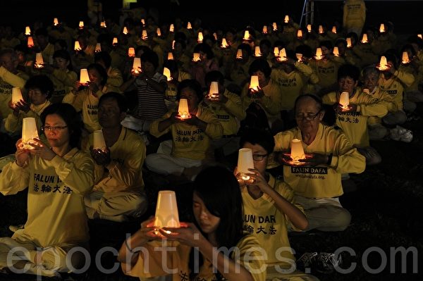 燭光夜悼被中共迫害致死的中國大陸法輪功學員。（羅瑞勳 /大紀元）