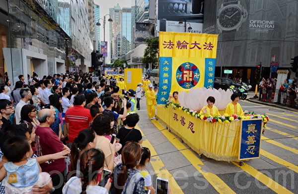 走过15年反迫害历程，香港法轮功学员一连两天举行盛大游行集会，呼吁“解体中共、结束迫害”，20日继续在九龙市中心举行盛大游行，呼吁解体中共、结束迫害和法办元凶。（宋祥龙/大纪元）