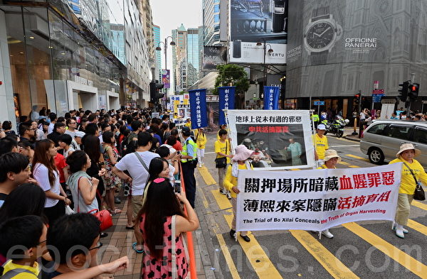 香港7.20街頭出現震撼橫幅，圖為：揭露中共活摘器官暴行。（宋祥龍/大紀元）