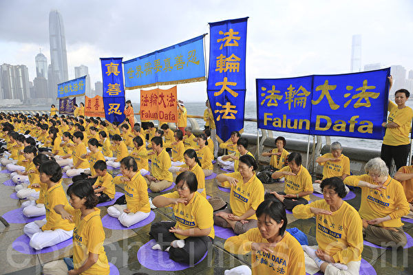 走过15年反迫害历程，香港法轮功学员一连两天举行盛大游行集会，呼吁“解体中共、结束迫害”。7月20日（星期天）继续在九龙市中心举行盛大游行，呼吁解体中共、结束迫害和法办元凶。 （余钢/大纪元）