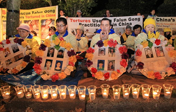 2014年7月20日晚,墨爾本法輪功學員在中領館前舉行反迫害15週年燭光悼念活動。 (陳明/大紀元)