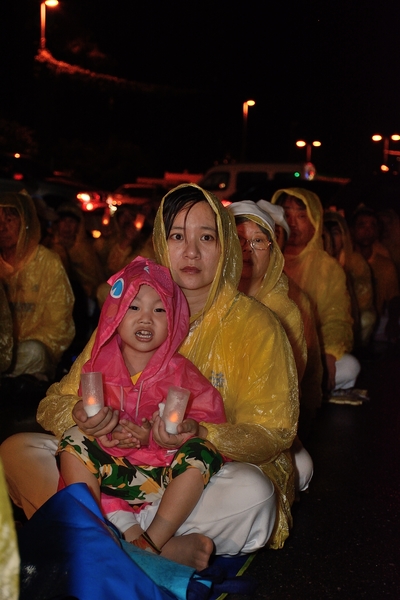 台东法轮功720烛光悼念会，走过15年反迫害，当年的女孩已成为母亲。（方惠萱／大纪元）