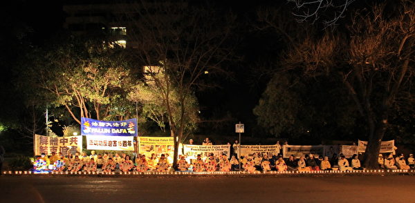 2014年7月20日晚,墨爾本法輪功學員在中領館前舉行反迫害15週年燭光悼念活動。 (陳明/大紀元)