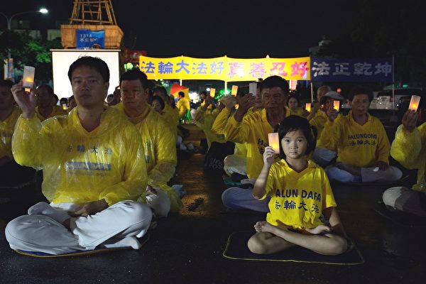 台东法轮功学员雨中悼念被中共迫害致死的学员。（方惠萱／大纪元）