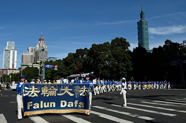 台湾法轮大法学会7月20日在台北举行“拯救善良 结束迫害”大游行，法轮功学员从101大楼出发，要求结束迫害法轮功。（摄影：孙湘诒／大纪元）