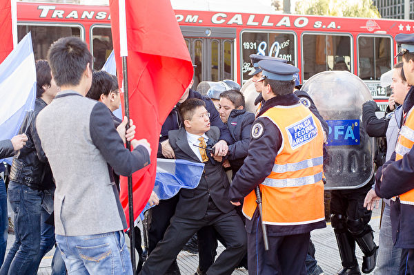 阿根廷警方制服、逮捕中共大使館的Wang姓副武官。（Daniel Musa/大紀元）