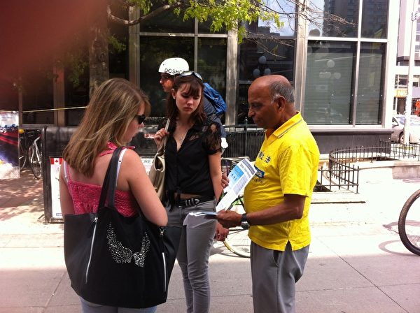 法輪功學員19日在渥太華市中心的繁華地段，講真相、徵簽。（戴思慧/大紀元）