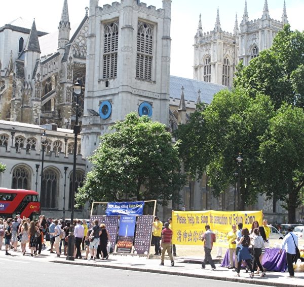 2014年7月16日，英国法轮功学员于当天在英国国会大厦前举行了一整天的讲真相反迫害活动。（明慧网）