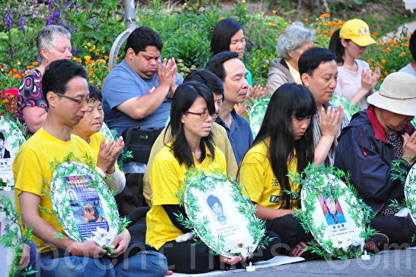 7月20日傍晚，數百法輪功學員在多倫多中領館前靜坐，燭光悼念被中共迫害致死的同修。（周行/大紀元） 