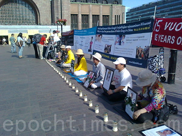 7月18日，芬兰法轮功学员们在首都火车站广场举办烛光守夜，悼念所有被中共迫害致死的法轮功学员。（李乐/大纪元）