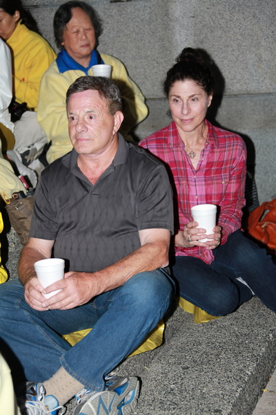 圖：來自美國的Jack Wolff夫婦，看到溫市法輪功學員在藝術館前集會反迫害後，也參與持蠟燭悼念。（田園/大紀元）