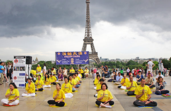 法国法轮功学员7月20日下午，在著名的埃菲尔铁塔下的人权广场上举行了大型集会，不畏邪恶，弘扬正气，反迫害历时15载。
（叶萧斌/大纪元）
