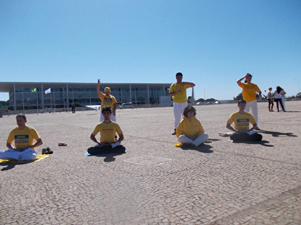 7月16日，法輪功學員們在巴西總統府前的三權廣場上煉功打坐。（大紀元）