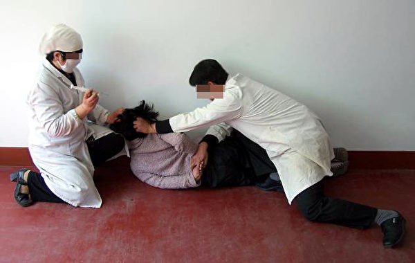 中共迫害法轮功学员的酷刑示意图：强制注射。（明慧网）