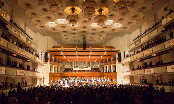 2013年9月27日晚，神韻交響樂團在華盛頓DC肯尼迪藝術中心的演出非常成功，觀眾反響極其熱烈，全體起立鼓掌長達十分鐘，四次謝幕。（李莎/大紀元）