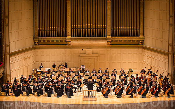 满载盛誉的神韵交响乐团10月9日晚来到2013年巡演的第三站—波士顿交响乐厅，给观众带来一场恢弘的音乐圣典。(爱德华/大纪元)