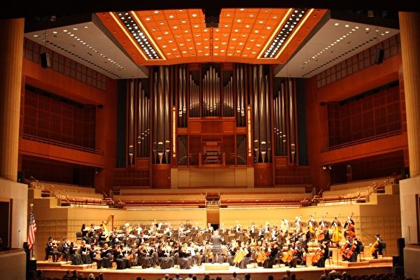 2013年10月15日晚，神韻交響樂團在美國德州達拉斯市演出場景。（李奇/大紀元）