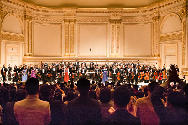 2013年10月5日神韻交響樂團音樂會在紐約卡內基音樂廳的演出盛況。（戴兵／大紀元）